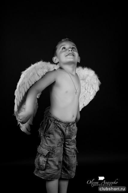 Маленький ангел с крыльями в шортах